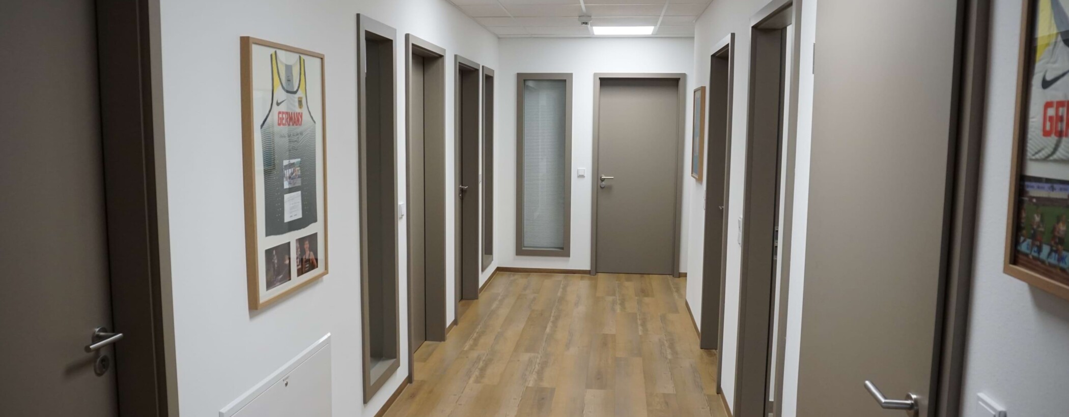 Neben einer großen Trainingsfläche, einer Küche, einem offenen Esszimmer samt Lounge, stehen 4 Doppelzimmer zur Verfügung.