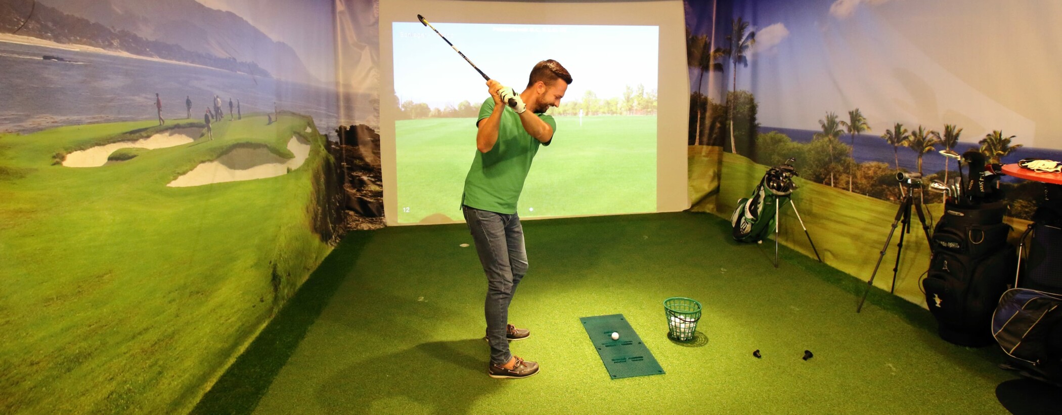 Spielen Sie Ihre Golf-Runde wetterunabhängig unter wirklichkeitsnahen Bedingungen in Herxheim. 20 echte Plätze, darunter 5 deutsche Anlangen können bespielt werden.