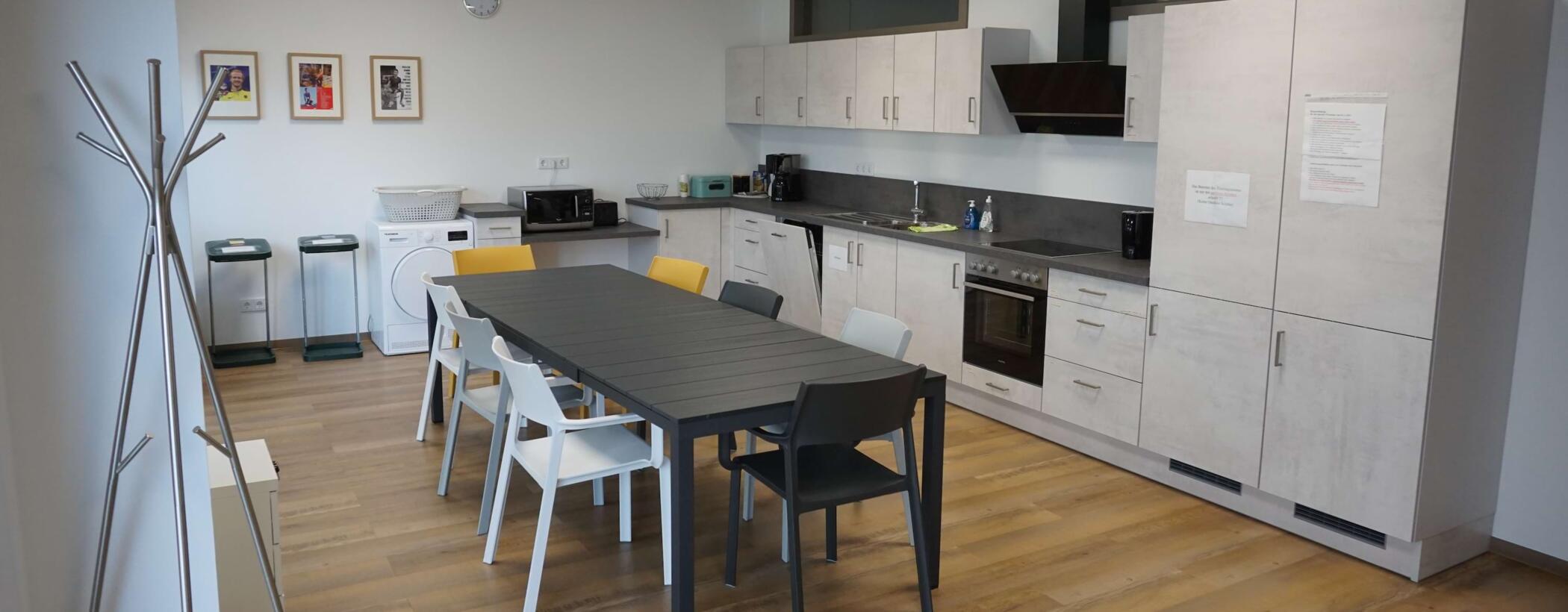 Neben einer Küche, einem offenen Esszimmer samt Lounge, stehen 4 Doppelzimmer zur Verfügung.