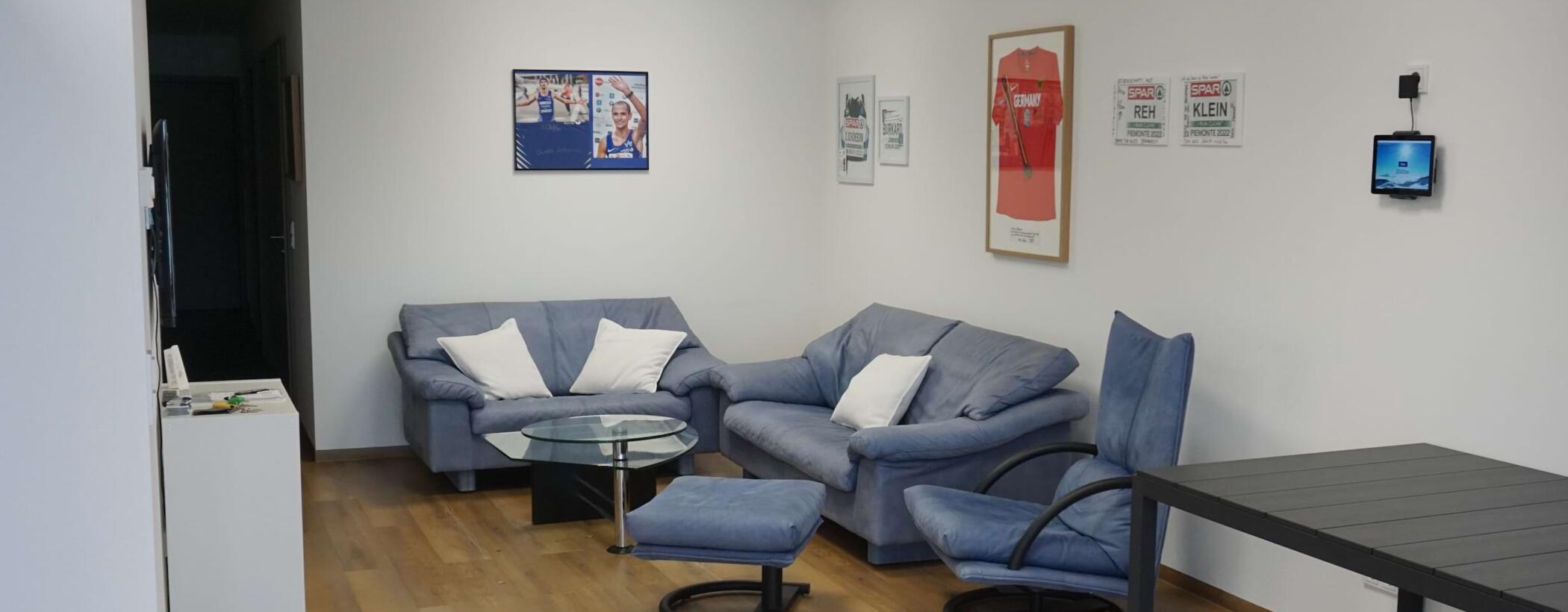 Neben einer Küche, einem offenen Esszimmer samt Lounge, stehen 4 Doppelzimmer zur Verfügung.
