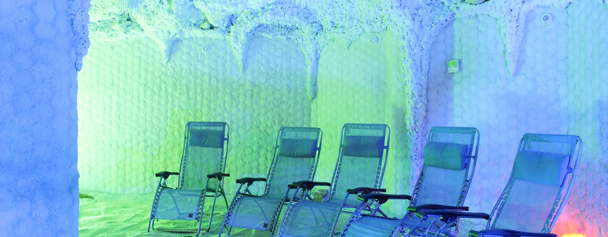 Auf Entspannungsliegen können Sie sich bei beruhigender Musik in einer "echten Grotte" 45 Minuten erholen. Optimal bei Atemwegserkrankungen und Neurodermitis!